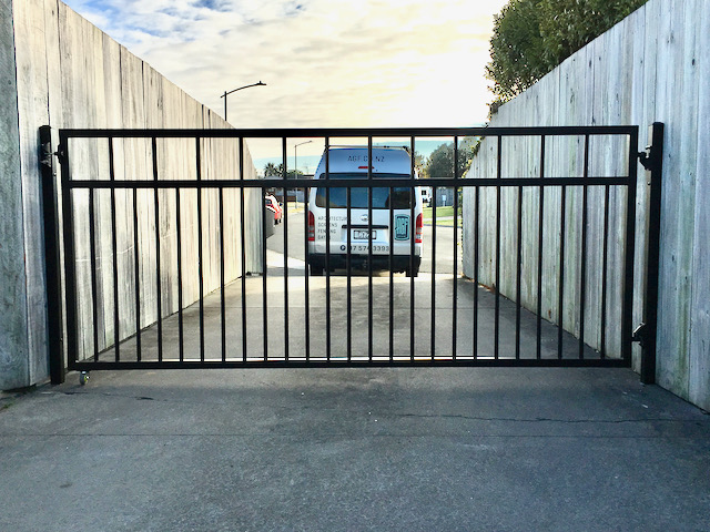drive way width gate single large panel on hinge
