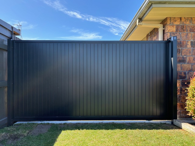 tongue-groove-sliding-gate-dark-grey-classic-villa-bungalow-traditional tongue groove gate tauranga new zealand paint it your way