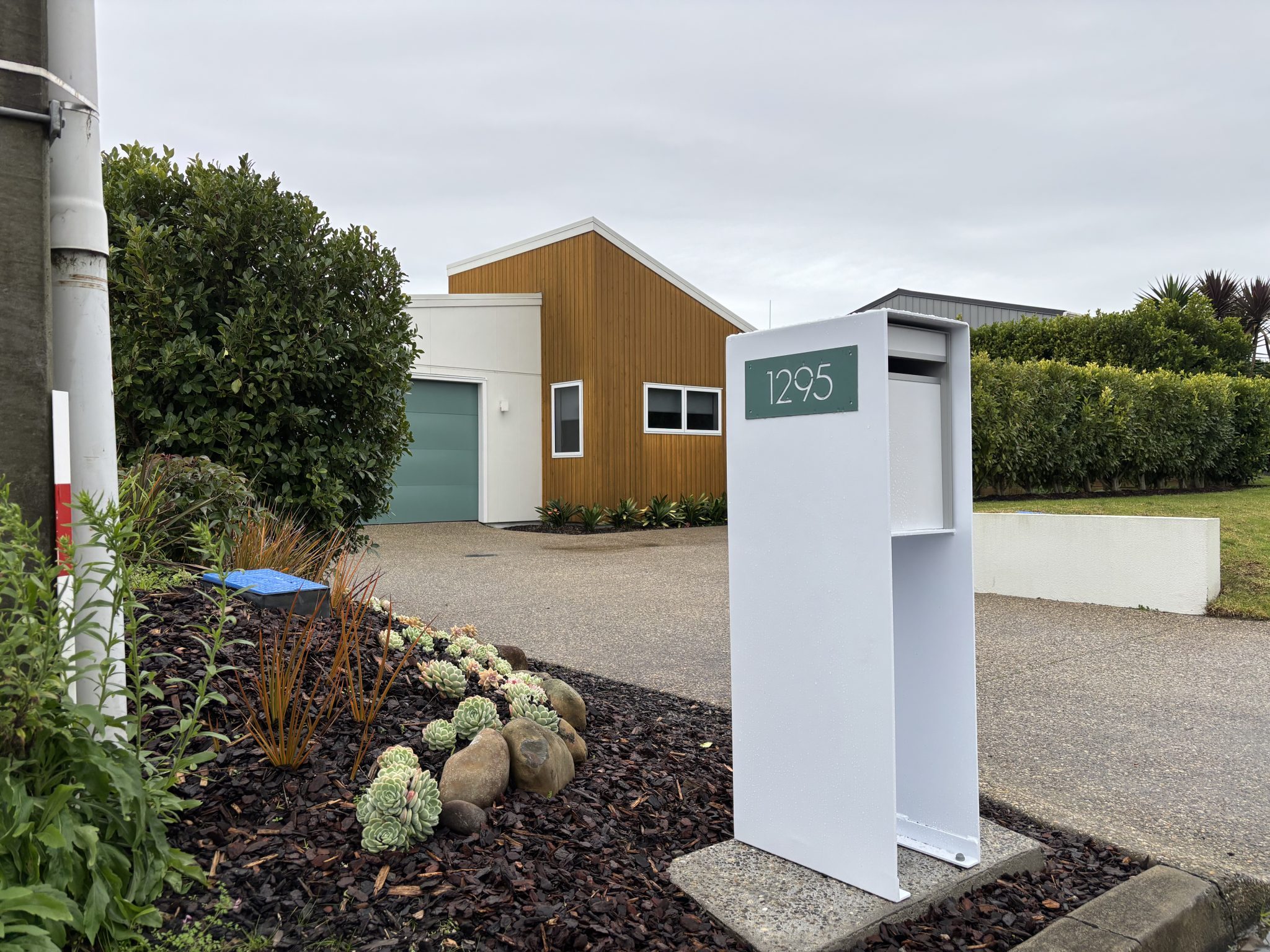 aluminium-modern-shroud-bolted-down-free-standing letterbox shroud